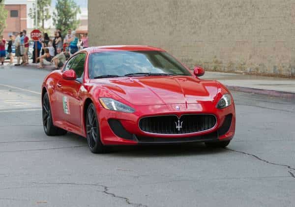 עוקץ הבנטלי והמזראטי: שני תושבי ואלי לוס אנג'לס הונו במיליונים רוכשי מכוניות יוקרה