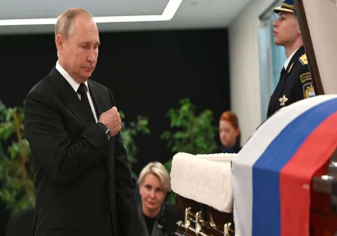 כשפוטין בכה: איש הברזל הזיל דמעות מעל ארון חברו הקרוב