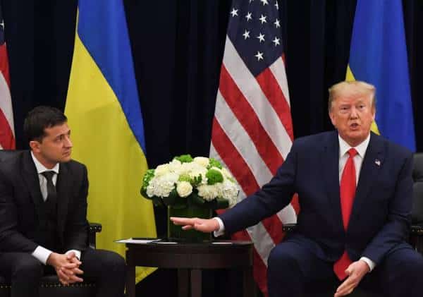 רוב בבית הנבחרים להדחת הנשיא, גם מזכיר המדינה פומפאו על הכוונת