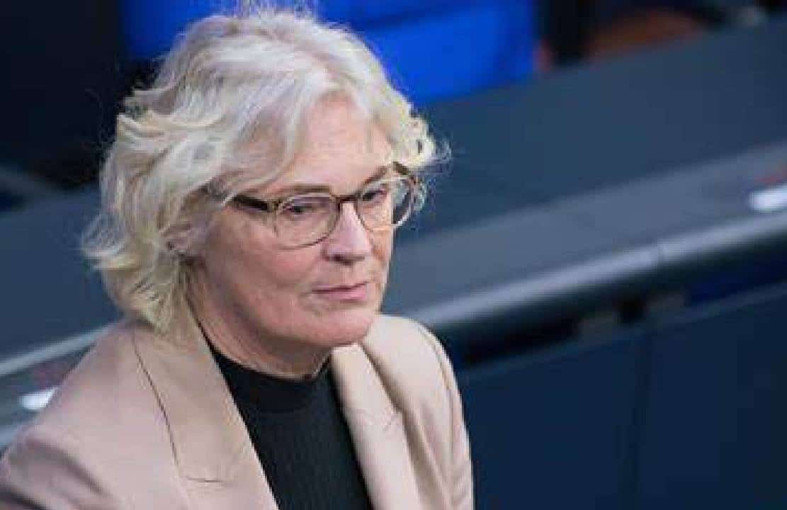 נפל המחסום האחרון - המיליטריזציה של גרמניה החלה: ‏שרת ההגנה התפטרה ברקע ביקורת, עתה צפויה עוררות צבאית בברלין