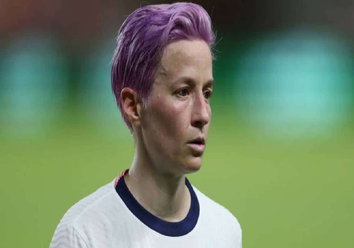 אופס: "לוחמת הצדק", וקפטנית ארה"ב בכדורגל שסירבה לעמוד בהמנון הלאומי "בגלל גזענות", התגלתה כגזענית