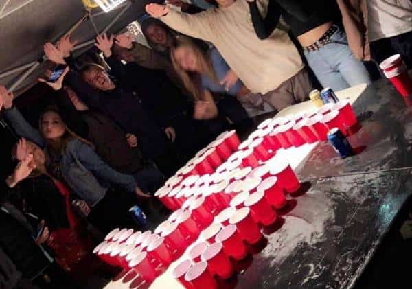 צלב קרס מכוסות פלסטיק והצדעה נאצית בדרום קליפורניה: זעם בקהילות היהודיות בעקבות משחק תלמידים שיצא משליטה