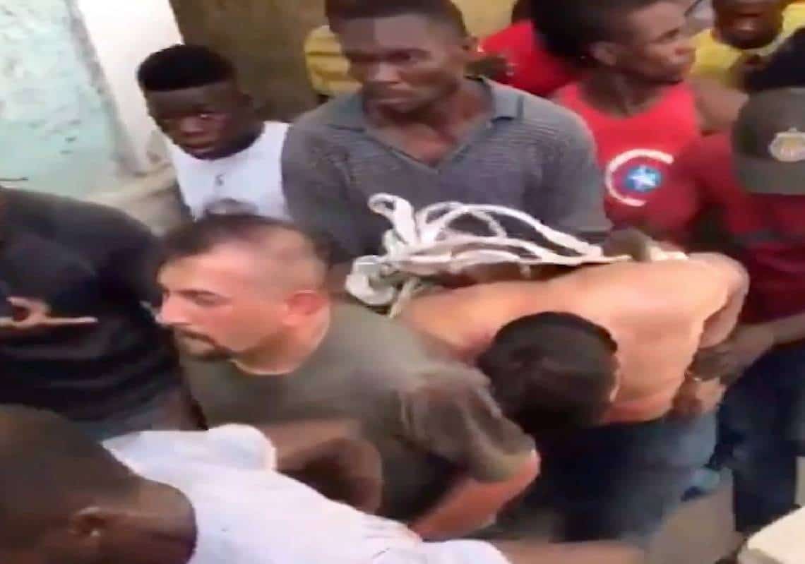 "הותקפו במאצ'טות": סרטון מזעזע מהאיטי מתעד אזרחים גוררים את רוצחי הנשיא בעודם קשורים ומגואלי דם ברחובות העיר