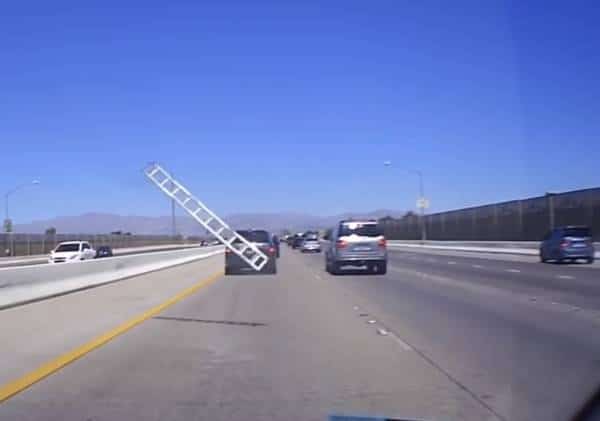 תיעוד רגעי חרדה בלאס וגאס: סולם התעופף אל עבר נהגת במהלך נסיעה