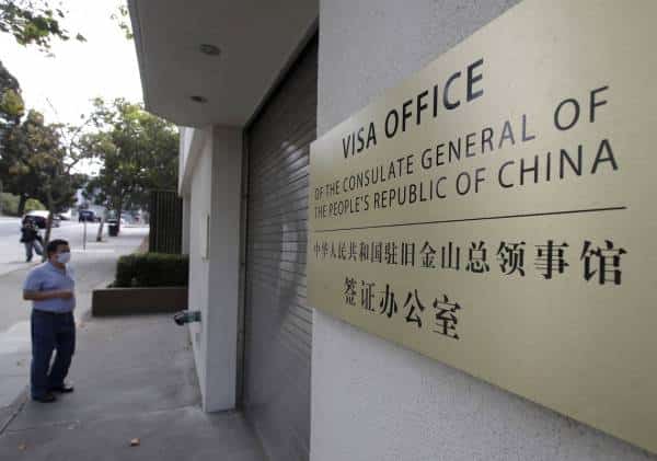 פשיטת סוכנים בלב קליפורניה או כניעה? הביולוגית הסינית שהתחבאה בקונסוליה בסן-פרנסיסקו נעצרה