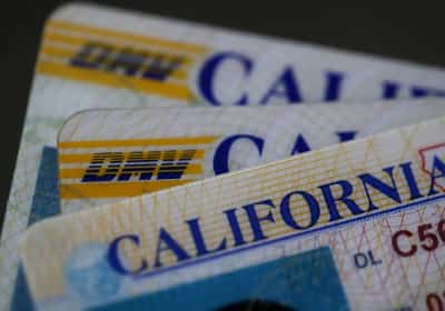 עשרות אלפי מהגרים תובעים את משרד הרישוי של קליפורניה בשל ביטול הרישיון המסחרי שלהם