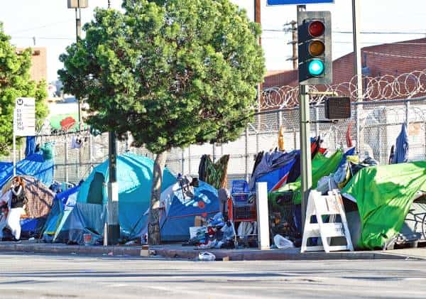 זעם בוואלי לוס אנג'לס: תושבי רסידה דורשים להרחיב את מיזם מגורי ההומלסים לוודלנד הילס וטרזנה