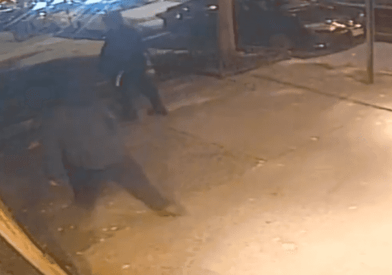 הרס וחגג: צפו בתיעוד חשוד ששבר זכוכית של בית כנסת בניו יורק, והתגאה בעצמו