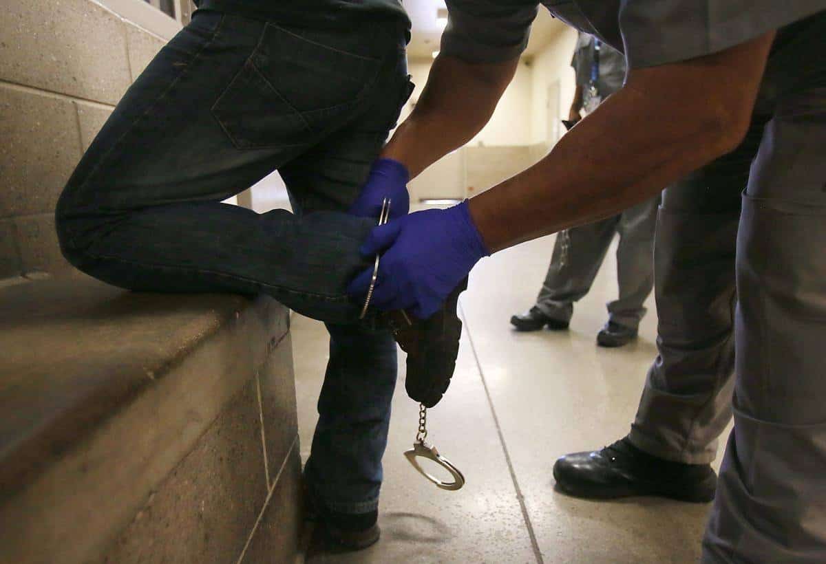 דו״ח דרמטי של משרד המשפטים חושף: אסירים שהורשעו בפשעי טרור מורשים להוביל קבוצות דתיות בכלא ללא הפרעה