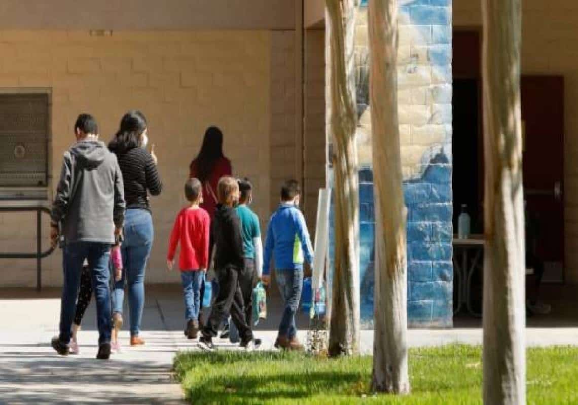 קליפורניה: כל ילד ונער מגיל הגן ועד ביה"ס תיכון חייב במסכה - בנוסף בתי הספר ילחצו לחסן את כל הילדים