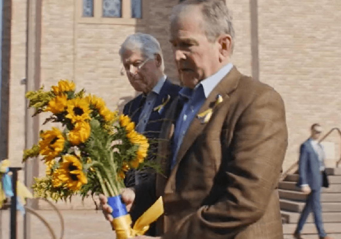 קלינטון ובוש הגיעו לכנסייה אוקראינית והניחו זרי פרחים: "למען החופש ונגד הדיכוי"