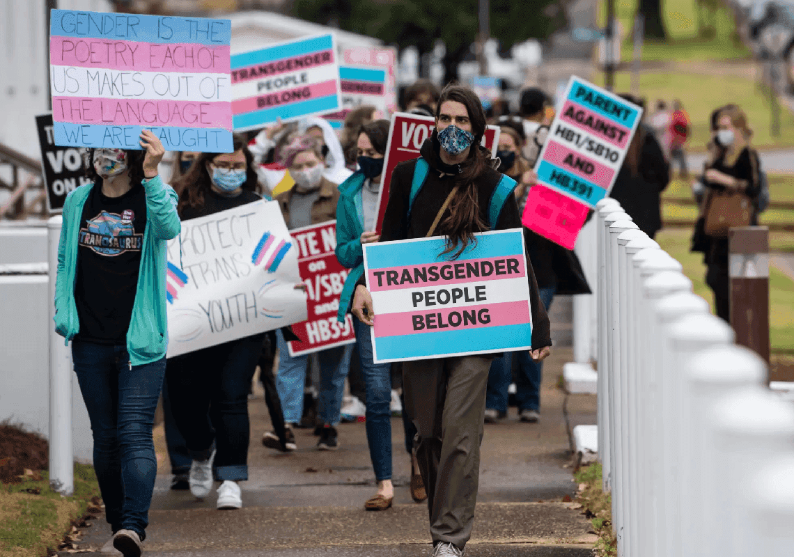המלצה: טיפול הורמונלי החל מגיל 14, ניתוחים לשינוי מין כבר בשנה שאחרי