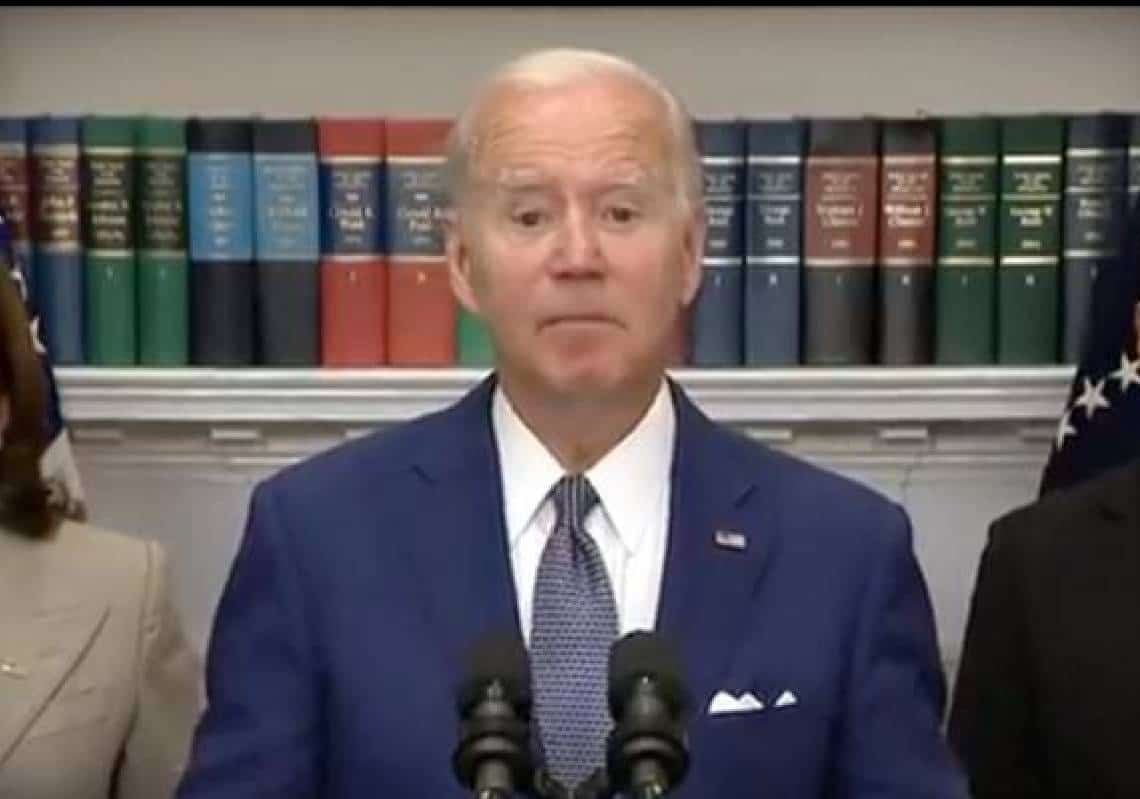 האם זה הרגע המביך בנשיאותו של ביידן? קרא מהטלפרומטר את השורות שייועדו לו עצמו ולא לציבור