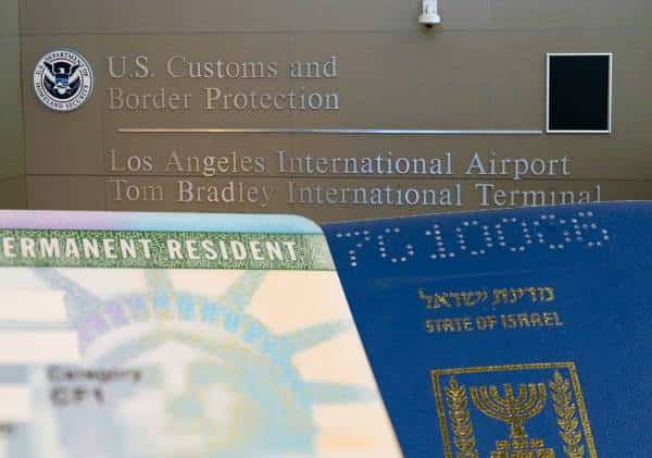 מומחים להגירה מזהירים: גם בעלי גרין קארד עלולים להיות מגורשים מארה"ב