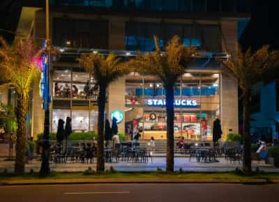 אימה בסטארבקס: ילדים יהודים הותקפו באלימות בברוקלין - ואיש לא נקף אצבע