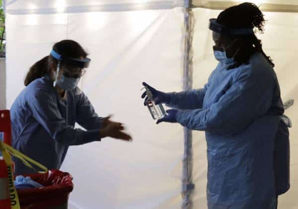 עקב חשיפה לנגיף: שני רופאי חדר מיון מאושפזים בטיפול נמרץ