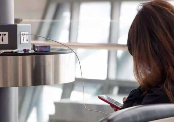 מומחים לאבטחת מידע מזהירים: הימנעו מעמדות הטענה לטלפונים ניידים