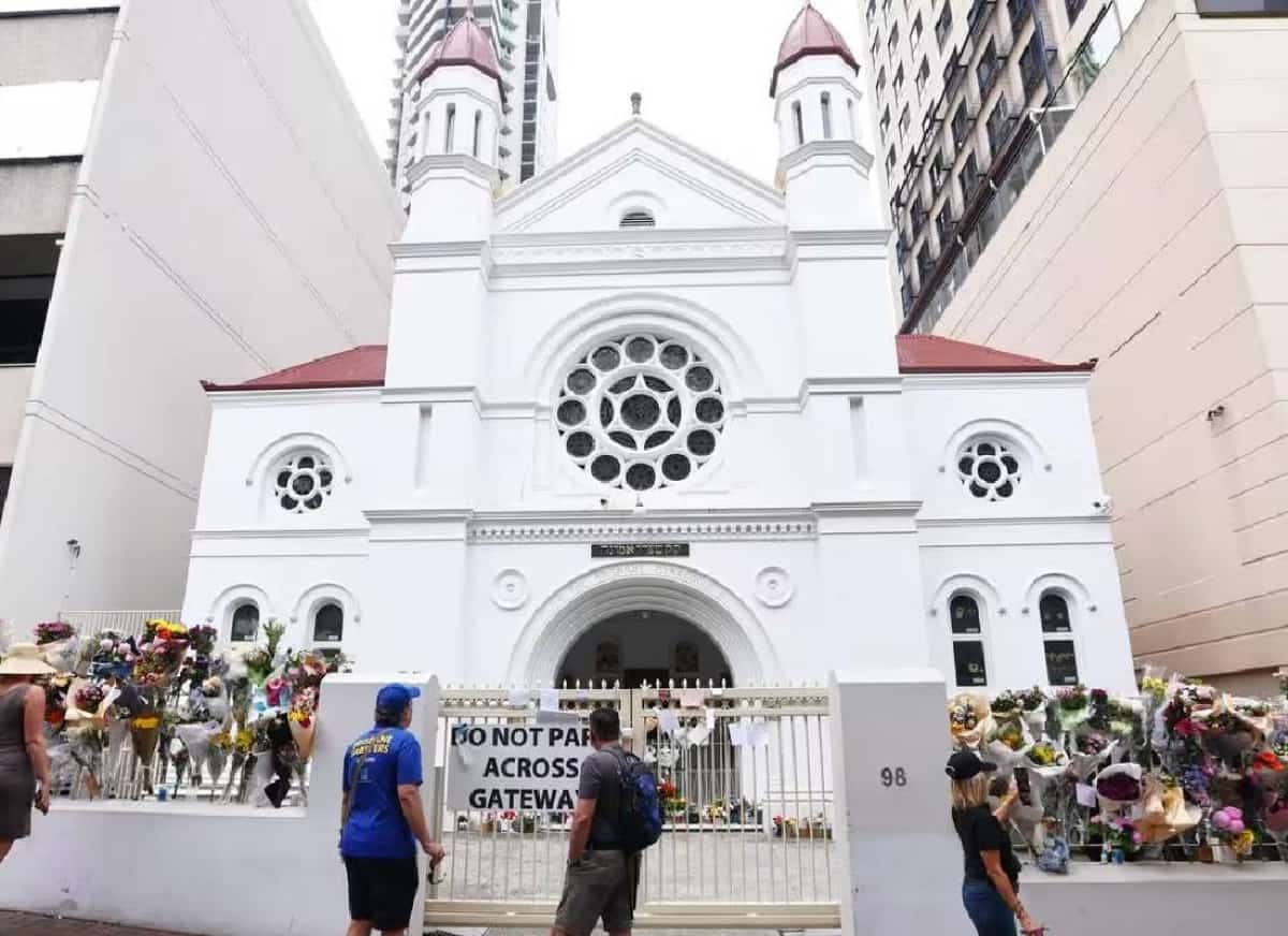 אוסטרליה: רכב פרץ את שערי בית הכנסת העתיק בבריסביין - גבר נעצר בחשד לפשע שנאה