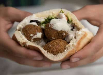 כשגם פלאפל הופך לאויב: פסטיבל אוכל באוניברסיטה נכנע ללחץ ומחק את המילה ישראל 