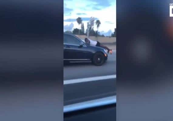פלורידה: אדם תועד יושב על מכונית נוסעת בכביש מהיר - ומדבר בטלפון