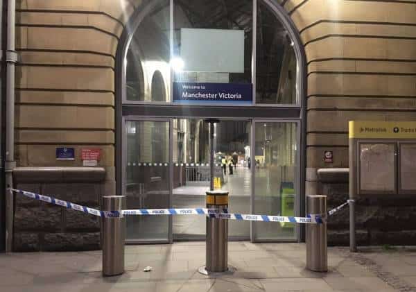 חשד לאירוע טרור בבריטניה: 3 בני אדם, בהם שוטר, נדקרו בתחנת הרכבת של מנצ'טסטר