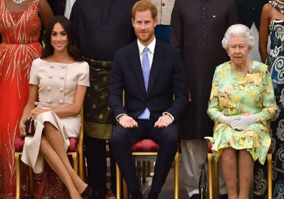 "מייגן והארי משחקים בציניות ברגשות של המלכה כמו בצעצוע"