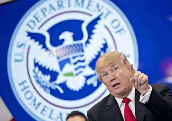 החל מיום ראשון: תקנות חדשות יגבילו הגירת מאות אלפי מבקשי גרין קארד והורי אזרחים אמריקאים