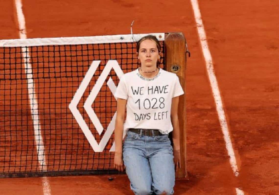 "נותרו לנו 1000 ימים לחיות": מפגינת שינוי אקלים קשרה עצמה לרשת במהלך חצי גמר אליפות צרפת הפתוחה
