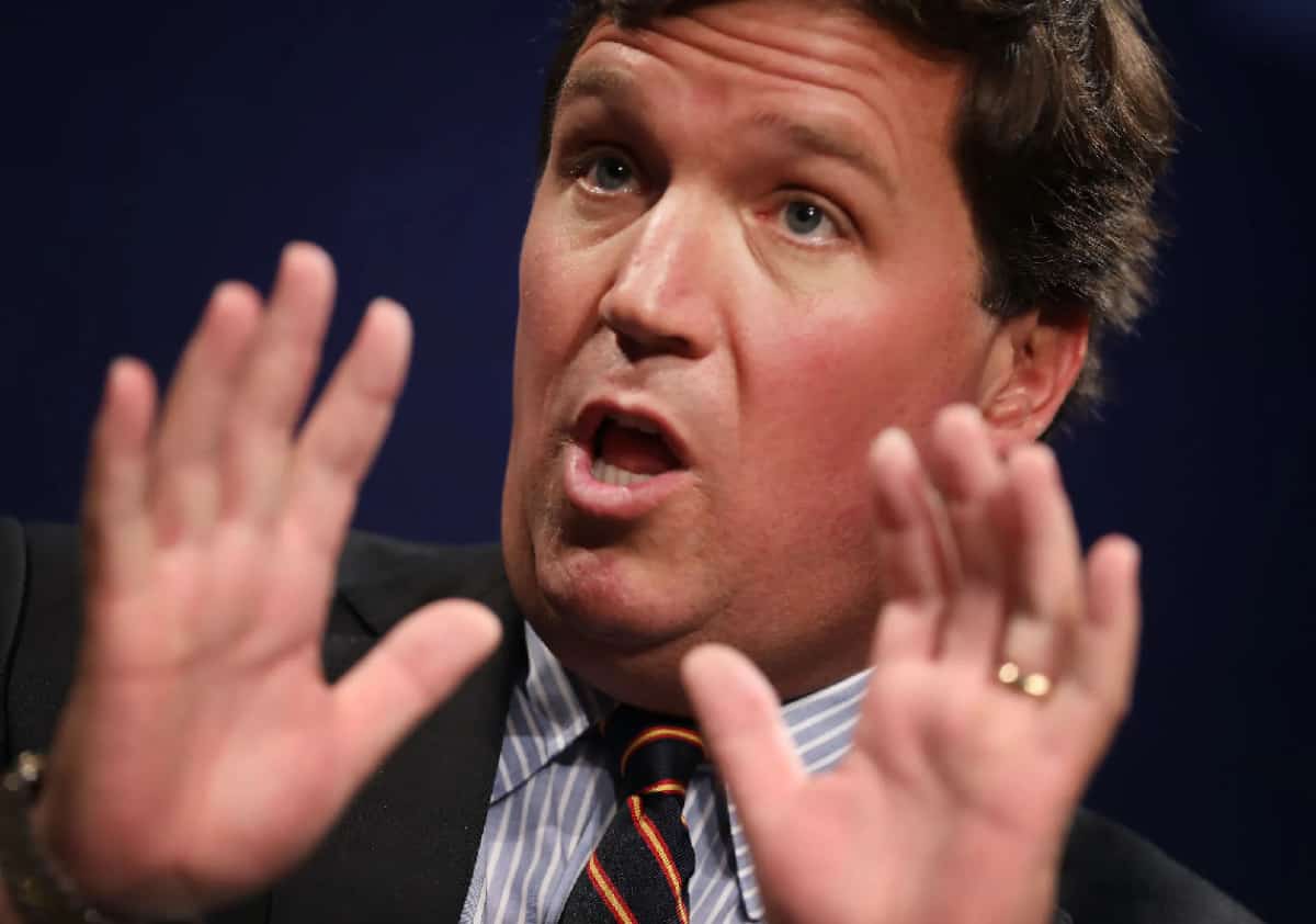 טאקר קרלסון טוען: הסי.איי.איי. מנסה להפליל אותי כסוכן זר של איראן