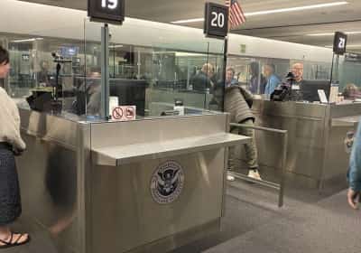 לא הסדירה את מעמדה החוקי בארה"ב ותיכננה לעלות על טיסה פנימית בדרכה לחופשה - הופתעה על ידי סוכני ההגירה וגורשה