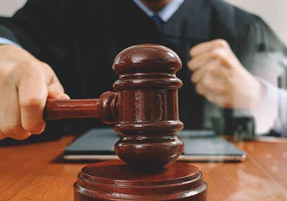 אילינוי: אסיר פדרלי הכריז על פשיטת רגל בשם סוהר ומפקד הכלא 