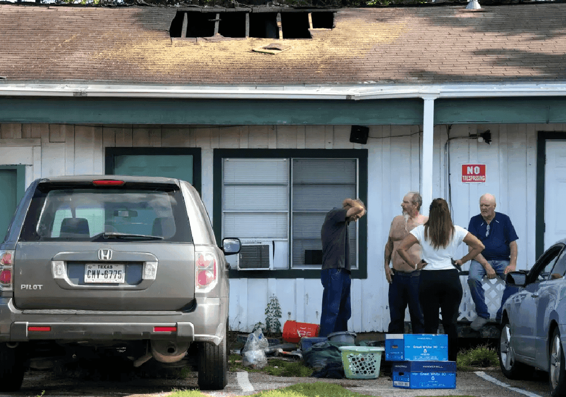 מרושע: הצית מבנה מגורים - וירה בתושבים שנסו על נפשם 