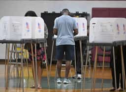 טראמפ נחסם בבית המשפט: השופטת קבעה כי לנשיא אין סמכות לגעת בבחירות
