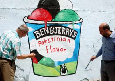 מייסד בן אנד ג'ריס משיק גלידה בטעם אבטיח כאות סולידריות עם הפלסטינים
