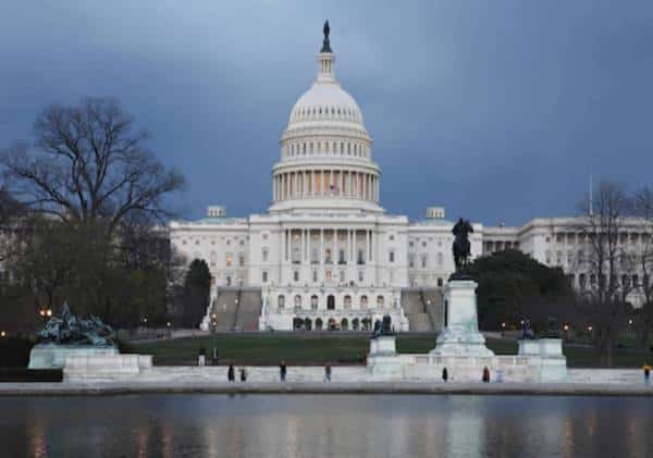 "צריך להתייחס לקליפורניה כמדינת עולם שלישי": תרחיש פשיטת הרגל שיצור רעידת-אדמה חוקתית חסרת תקדים באמריקה