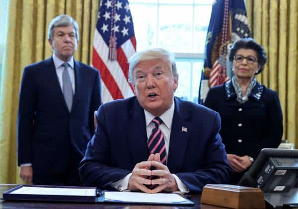 באופן רשמי: הנשיא טראמפ חתם על חקיקת החירום בגובה 484 מיליארד דולר