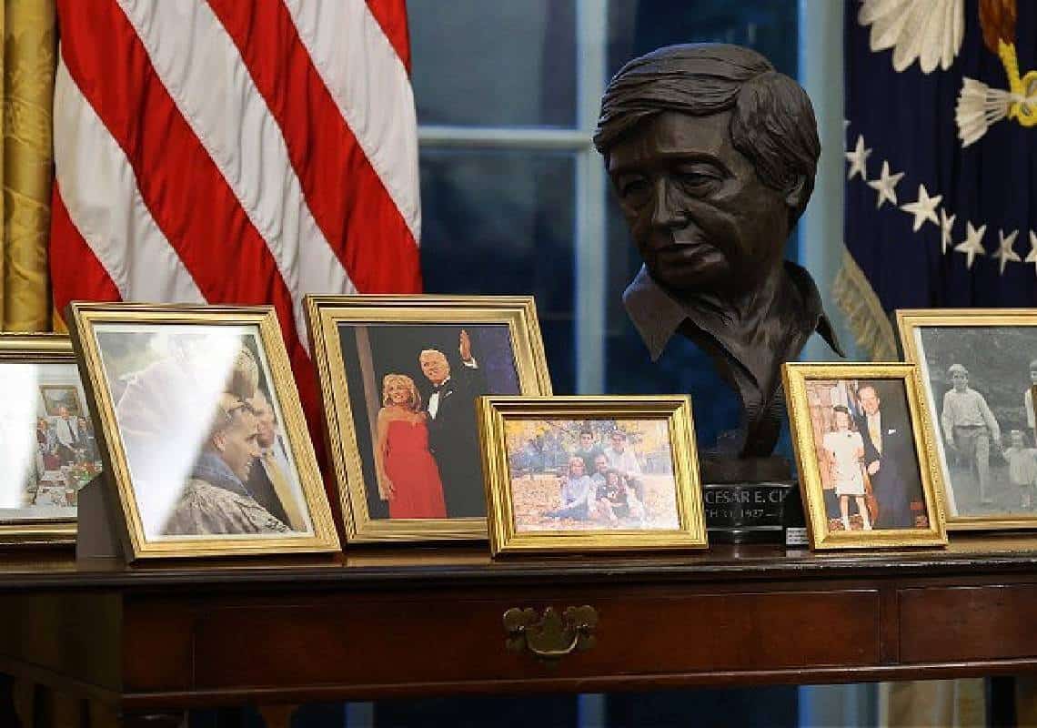 מי באמת נותן את הפקודות בבית הלבן? פסל של צ'רצ'יל, ודיוקן של ג'קסון הוצאו מהחדר הסגלגל