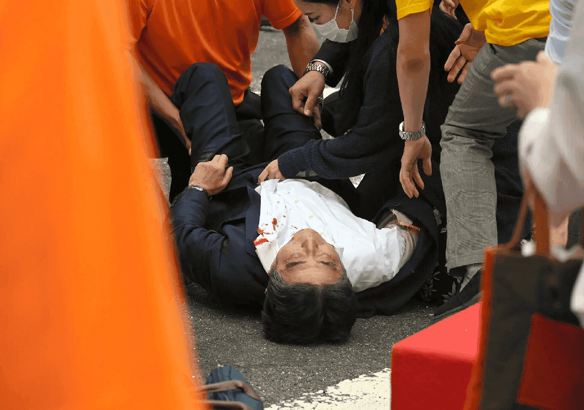 ניסיון התנקשות במהלך נאום: ר"מ יפן לשעבר נורה בצווארו - מצבו אנוש