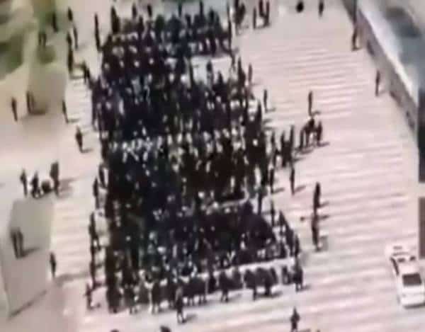 הסדיזם נחשף: "מגולחים, מכופפים, אזוקים ומכוסי עיניים מאות בני אדם מועלים לרכבות"