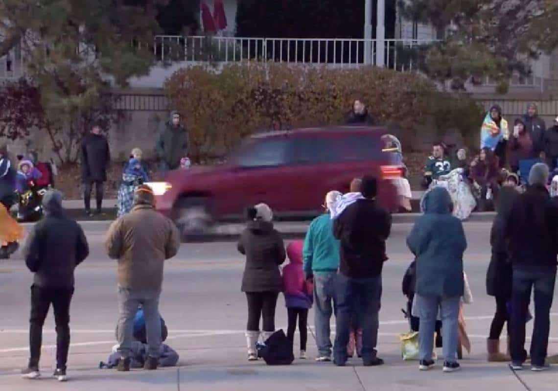 פיגוע דריסה וירי במצעד החגים בוויסקונסין - פצועים רבים בזירה