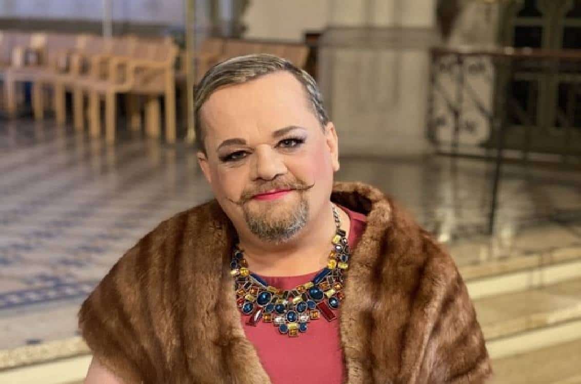 כומר הומוסקסואל מסרב לחתן זוגות סטרייטים