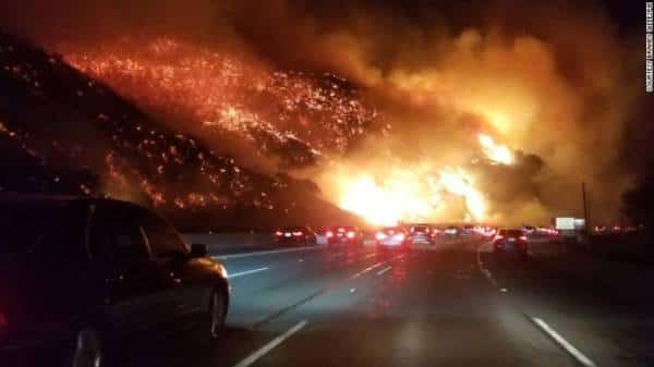 לוס אנג'לס- המשטרה סגרה לתנועה חלקים מכביש 405. האש עושה דרכה לבל אייר