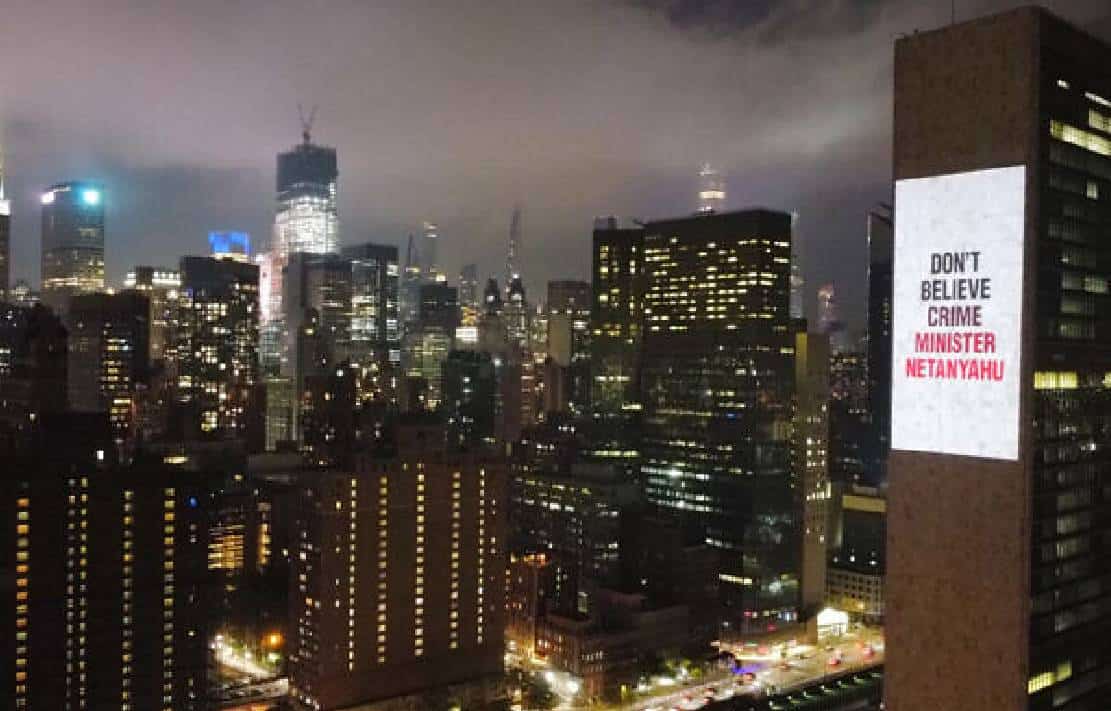 "נחכה לו בים, באוויר, וביבשה": ישראלים בניו יורק הקרינו על בניין האו"ם - "לא מאמינים לקריים-מיניסטר נתניהו"