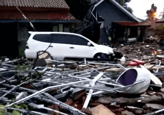 מול המצלמות: גל הצונאמי פוגע בלהקת הפופ - שניים מחבריה נהרגו, ארבעה אחרים נעדרים