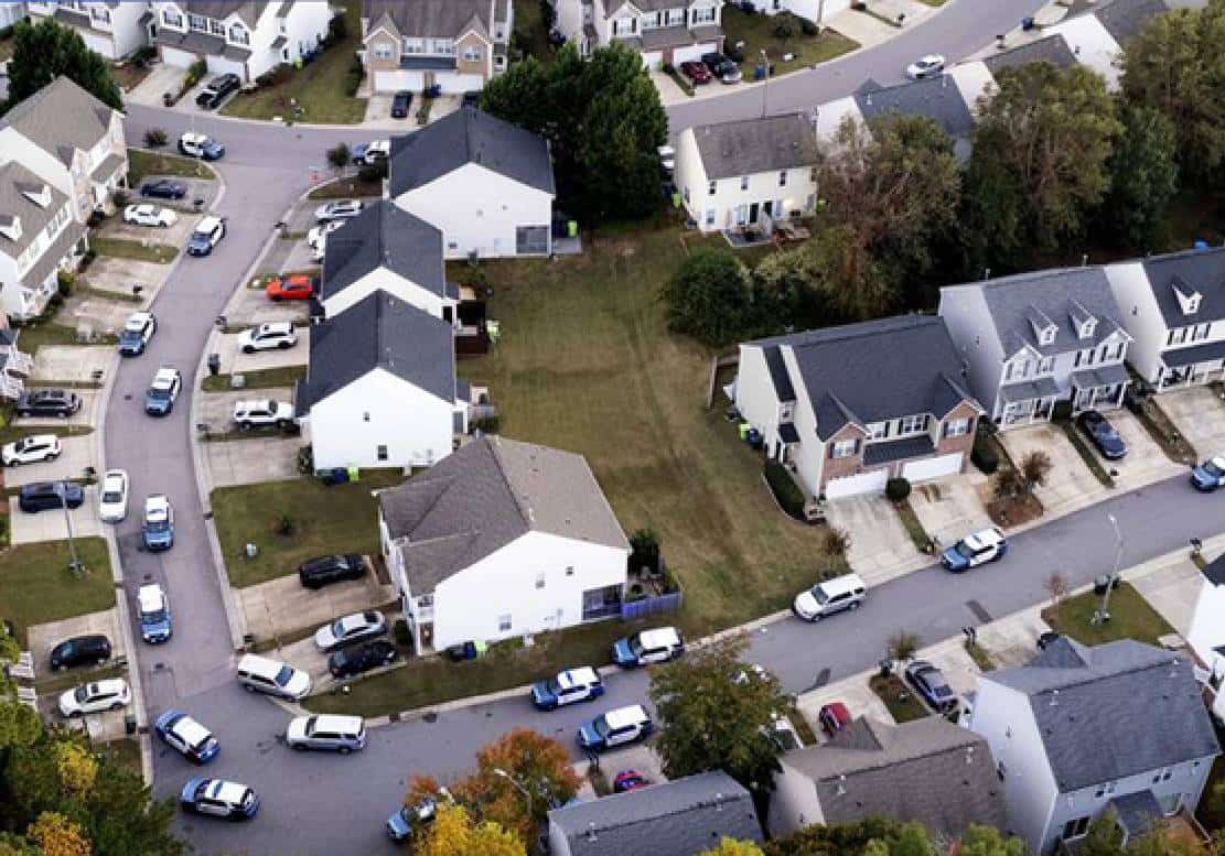 נער מצויד ברובה ציד רצח חמישה בני אדם, ביניהם שוטר ונלכד בתור מצוד של מספר שעות 