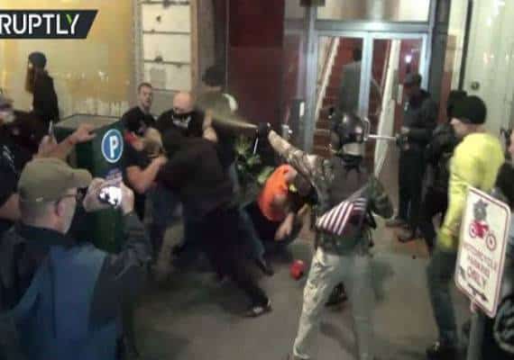 תיעוד מקרוב מתוך התפרעות נוספת של הימין הקיצוני, הפעם בפורטלנד