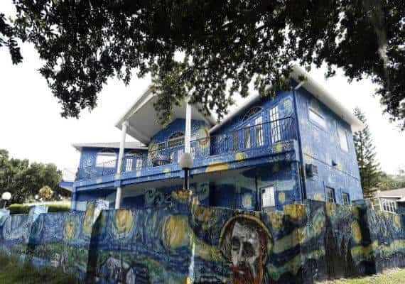 פלורידה: הפכו את ביתם למפגן הערצה לוואן גוך, הרשויות אהבו זאת פחות