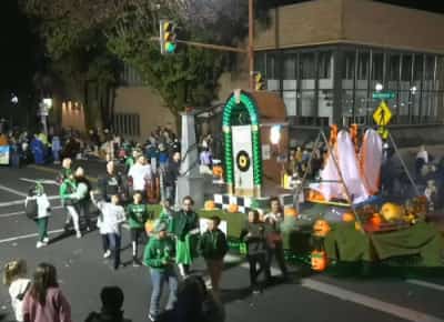 כעס בפנסילבניה: בית ספר קתולי הציג בעגלת ליל כל הקדושים את שער אושוויץ