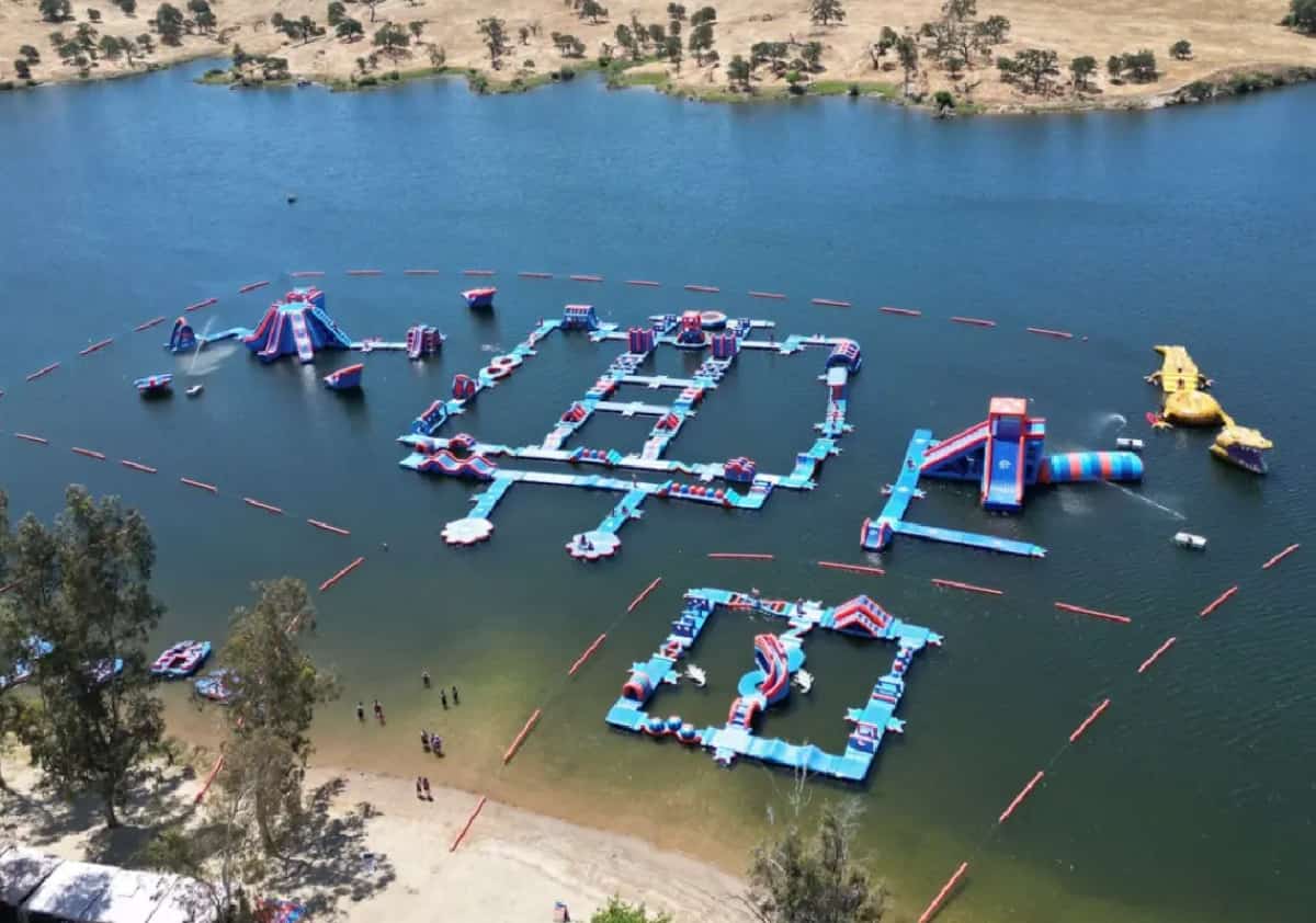 מגלשות ענק, מסלולי מכשולים צפים, קירות טיפוס ואטרקציה חדשה עם נפילה מסחררת למים - פארק האקסטרים הפופולרי פותח עונה חדשה בדיוק לקראת הקיץ בקליפורניה