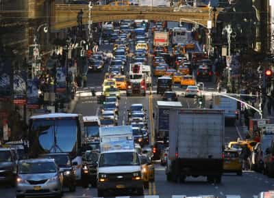 טראמפ דורש לשלול רישיונות נהיגה למהגרים: הממשל מקפיא מאות מיליונים לתשתיות— וניו יורק יוצאת למלחמה